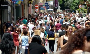 Gente paseando por la calle. E.P.