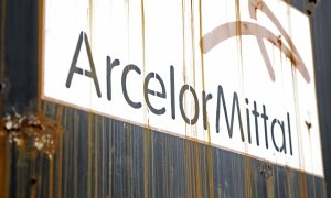 El logo de la siderúrgica de Arcelor Mittal en su planta en la localidad bosnia de Zenica. REUTERS