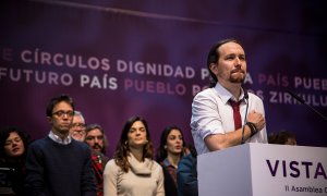 El líder de Podemos, Pablo Iglesias, en el escenario tras la proclamación de los resultados de las votaciones de la Asamblea Ciudadana Estatal de Vistalegre II. JAIRO VARGAS