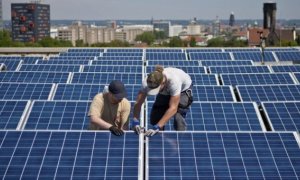 Plaques solar al terrat d'un edifici. EFE