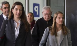 El exdirector administrativo del Palau de la Música, Jordi Montull (2d), y su hija Gemma Montull (c), acompañados de sus abogados, a su llegada a la Ciudad de la Justicia de Barcelona. EFE/Marta Pérez