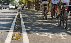 Ciclistes al carrer Urgell de Barcelona.