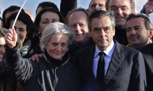 Foto de Archivo: Penélope Fillon saluda entre la multitud en París (Francia). EFE