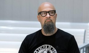 El cantante de Def con Dos, César Strawberry, en el banquillos de los acusados por seis tuits.- EFE