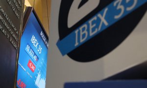 Uno de los paneles informativos de la Bolsa de Madrid con la cotización del Ibex 35. EFE/Zipi