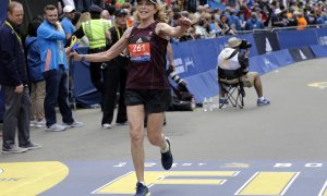 Kathrine Switzer, de 70 anys, creua la línia de la marató de Boston 50 anys després / ELISE AMENDOLA - AP