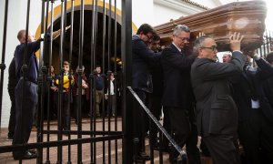 El exministro de Justicia, Alberto Ruiz Gallardón, yerno del fallecido José Utrera Molina porta junto a otros allegados el féretro del que fuera ministro en la época franquista, mientras os asistentes cantan el 'Cara al Sol', en la Iglesia de San Miguel e