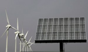 Fotografía tomada en Santa Cruz de Tenerife, que muestra molinos aerogeneradores y panel de energía fotovoltáica. EFE/Cristóbal García