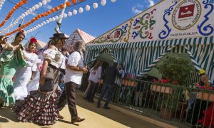 Unas personas llegan a la caseta que el Ayuntamiento sevillano ha dispuesto abierta para los turistas que visitan la Feria de Abril, ya que la mayoría son privadas. EFE/ Raúl Caro