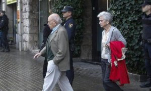 Jordi Pujol y Marta Ferrusola salen de casa tras un registro policial, en una imagen de archivo. EFE