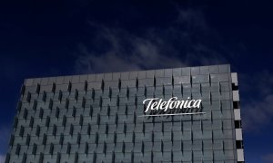 El logo de Telefónica en su sede en el distrito madrileño de Las Tablas. REUTERS/Juan Medina