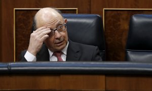 El ministro de Hacienda, Cristóbal Montoro, en su escaño del Congreso de los Diputados. EFE/Chema Moya