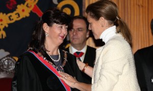 La magistrada Concepción Espejel con la entonces presidenta de Castilla-La Mancha, María Dolores de Cospedal, el día que le impuso  la Gran Cruz de la Orden de San Raimundo de Peñafort, en junio de 2015. EFE
