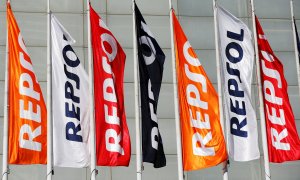 Banderolas con el logo de Repsol frente a la sede de la petrolera. REUTERS