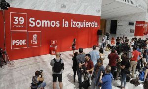 La diputada del PSOE Adriana Lastra ofrece una rueda de prensa tras la visita realizada hoy a las instalaciones dispuestas para la celebración del 39º Congreso del partido socialista. | EMILIO NARANJO (EFE)