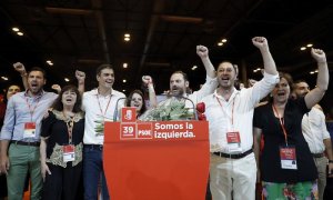 De izquierda a derecha, Oscar Puente, Cristina Narbona, Pedro Sánchez, Adriana Lastra, José Luis Abalos, José Luis Rodríguez Gómez de Celis y Carmen Calvo, durante el acto de clausura del Congreso Federal del PSOE. /EFE