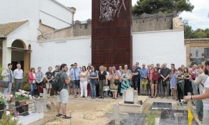 Grup de familiars d'afusellats durant el franquisme al cementiri de Paterna