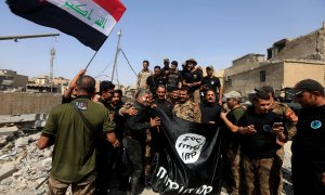 Miembros del Servicio Anti-terrorista Iraquí sujetan una bandea del Estado Islámico, encontrada en la ciudad de Mosul REUTERS/Alaa Al-Marjani