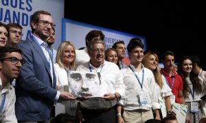 La presidenta de la AVT, Mari Mar Blanco, junto a Juan Ignacio Zoido, y el presidente de NNGG de Vizcaya, Nacho Toca junto a otros militantes, en la escuela de formación Miguel Ángel Blanco de Nuevas Generaciones del PP celebraado en Bilbao EFE/Luis Tejid