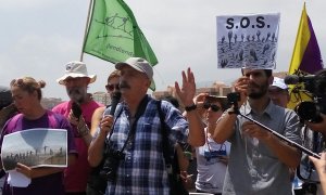 Participants en la caravana Obrim Fronteres, en una de les accions realitzades a Melilla.