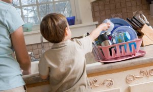 Un niño colaborando en las tareas de la casa / THINKSTOCK