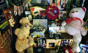 Los fans depositan objetos diversos en Graceland, la antigua residencia de Elvis Presley en Memphis (Tennessee, EEUU), en el 40 aniversario de la muerte del Rey del Rock. REUTERS/Karen Pulfer Focht