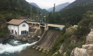 La central de Campo tiene capacidad para turbinar hasta 20.000 litros de agua por segundo en un pequeño embalse junto al río Ésera.