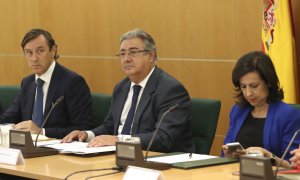 El ministro del Interior, Juan Ignacio Zoido (c), junto al portavoz del PP, Rafael Hernando (i), y la portavoz del PSOE, Margarita Robles (d), en la reunión del pacto antiyihadista. EFE/Chema Moya