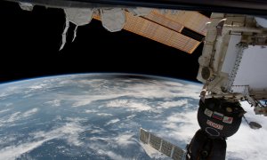 La sombra de la luna sobre los EEUU vista deasde la Estación Espacial Internacional, en el eclipse de Sol. REUTERS/@Space_Station