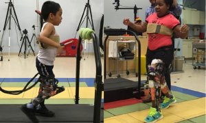 Un niño y una niña probando el exoesqueleto robótico. CHRIS BICKEL