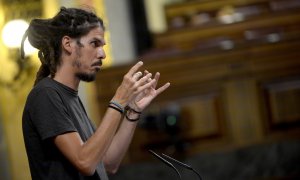 El diputado canario de Podemos Alberto Rodríguez, en la tribuna del Congreso de los Diputados.