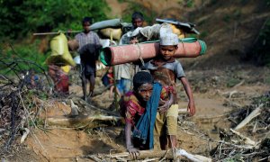 Refugiados rohinyá cruzan la frontera entre Birmania y Bangladesh. - REUTERS