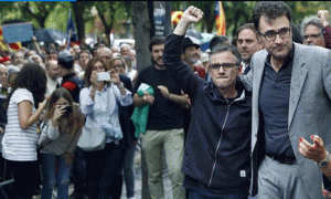 Josep Lluís Jové i Lluís Salvadó surten en llibertat i saluden ciutadans que els donen suport a les portes de la Ciutat de la Justícia / EFE Andreu Dalmau
