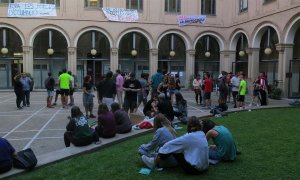 Estudiants universitaris han passat la nit al rectorat de la Universitat de Lleida en defensa del referèndum. MÒNICA MOMBIELA