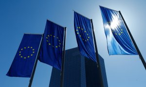 Banderas de la UE delante de la sede del BCE en Fráncfort. REUTERS/Ralph Orlowski