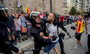 Agresiones de grupos de extrema derecha valenciana a los asistentes a la tradicional manifestación de entidades de izquierda y nacionalista del 9 d'Octubre / EFE - Biel Aliño