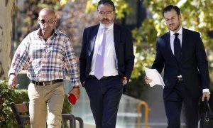 El alcalde de Brunete, Borja Gutiérrez (c), a su llegada a la Audiencia Nacional para prestar declaración ante el juez el pasado martes. /EFE