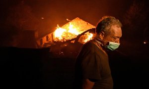 Un hombre entre las llamas en un incendio forestal declarado en Adica, Tondela (Portugal). / EFE