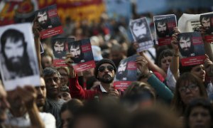 Fotografía de archivo del 1 de septiembre de 2017 de personas durante una concentración para reclamar la aparición con vida del joven Santiago Maldonado, en la Plaza de mayo de Buenos Aires (Argentina). El cadáver hallado este martes en el sureño río Chub