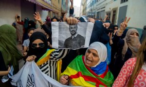 Manifestantes del movimiento social del Rif Hirak se manifiestan contra el Gobierno marroquí y por la liberación del líder de las protestas, a Nasser Zefzafi, en la ciudad de Imouzren el pasado junio.- FADEL SENNA / AFP