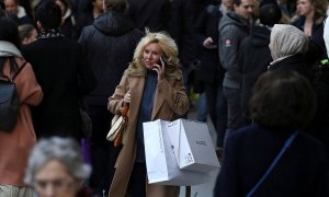 Una mujer hablando por su móvil. REUTERS