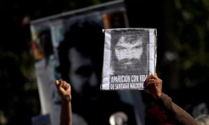 Un grupo de manifestantes exige en Buenos Aires la aparición del activista Santiago Maldonado. REUTERS/Marcos Brindicci