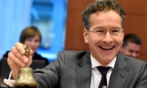 El presidente del Eurogrupo, Jeroen Dijsselbloem, toca la campana para el inicio de la reunión de los 19 ministros de la moneda única. REUTERS/Eric Vidal