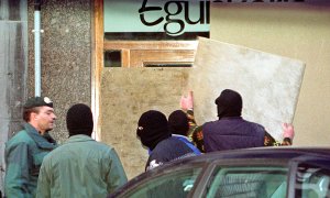 Policías sellan la entrada a la sede del diario ‘Euskaldunon Egunkaria’ en febrero de 2002.- RAFA RIVAS (AFP)