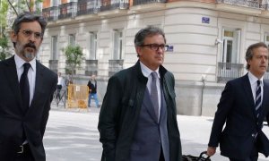 Jordi Pujol Ferrusola cuando se dirigía el martes a la Audiencia Nacional acompañado de sus abogados, Cristóbal Martell y Albert Carrillo / EFE