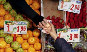 Puesto de frutas y verduras en un mercado de Madrid. REUTERS