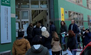 Un grupo de personas entra en una oficina del servicio público de empleo en Andalucía. REUTERS/Jon Nazca