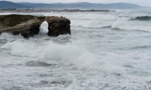 El temporal agita las aguas de la playa de las Catedrales en Asturias./EFE