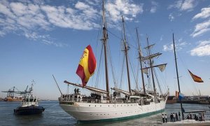 El buque escuela de la Armada Juan Sebastián Elcano zarpando de Cádiz. / EFE