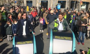 Manifestació per la unió dels tramvies per la Diagonal de Barcelona, a la plaça Jacint Verdaguer. / Units pel Tram